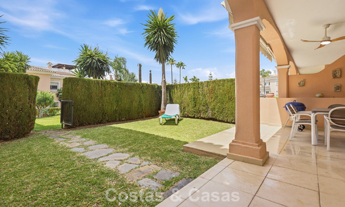 Gelijkvloers appartement met privétuin te koop op een steenworp van het strand op de New Golden Mile tussen Marbella en Estepona 804544