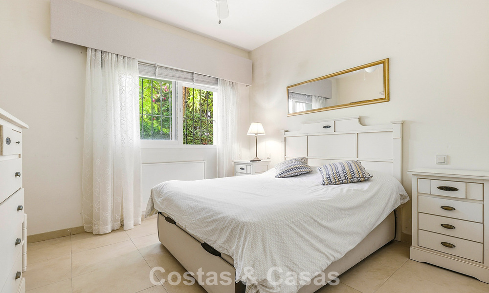 Gelijkvloers appartement met privétuin te koop op een steenworp van het strand op de New Golden Mile tussen Marbella en Estepona 804547