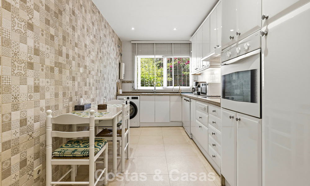 Gelijkvloers appartement met privétuin te koop op een steenworp van het strand op de New Golden Mile tussen Marbella en Estepona 804553