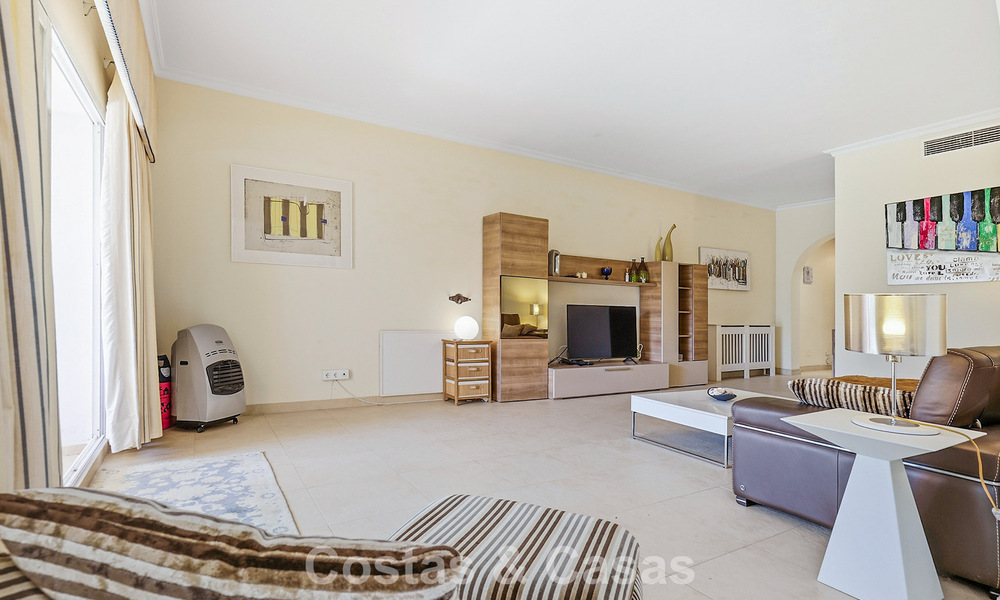 Gelijkvloers appartement met privétuin te koop op een steenworp van het strand op de New Golden Mile tussen Marbella en Estepona 804557