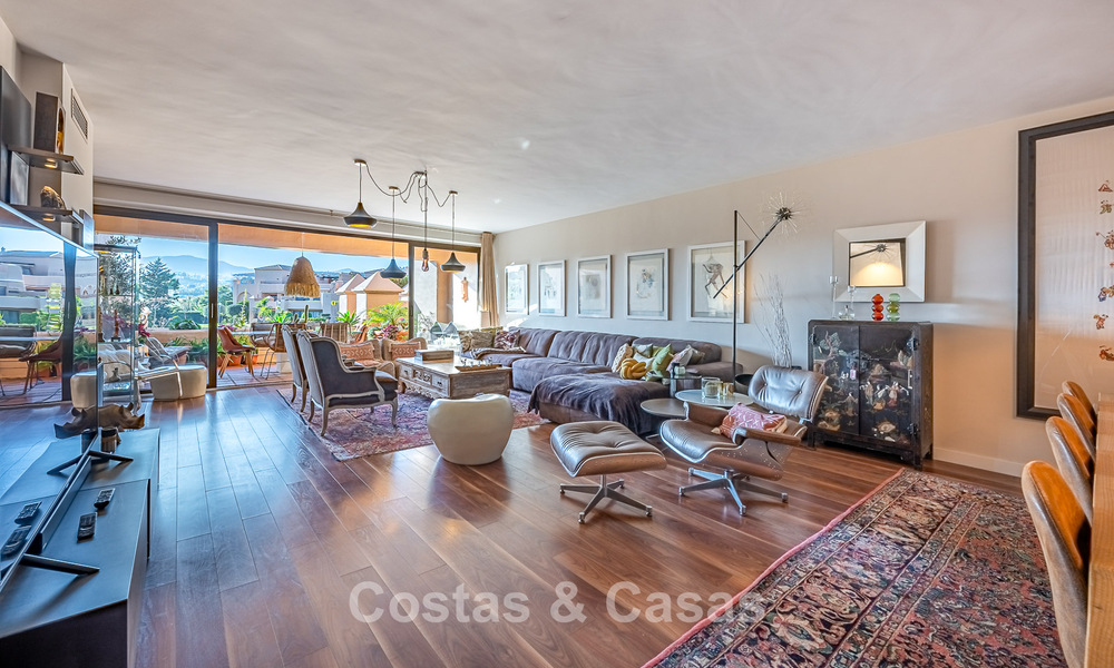 Ruim duplex penthouse met spectaculair dakterras te koop in Atalaya op de New Golden Mile tussen Marbella en Estepona 804640