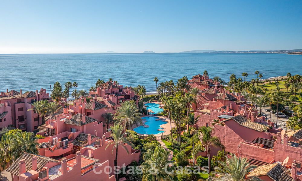 Prestigieus tuinappartement te koop in een toonaangevend, eerstelijnsstrand complex tussen Marbella en Estepona 804961