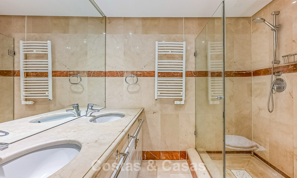 Prestigieus tuinappartement te koop in een toonaangevend, eerstelijnsstrand complex tussen Marbella en Estepona 804963