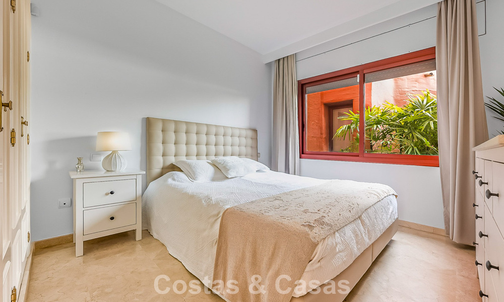 Prestigieus tuinappartement te koop in een toonaangevend, eerstelijnsstrand complex tussen Marbella en Estepona 804964