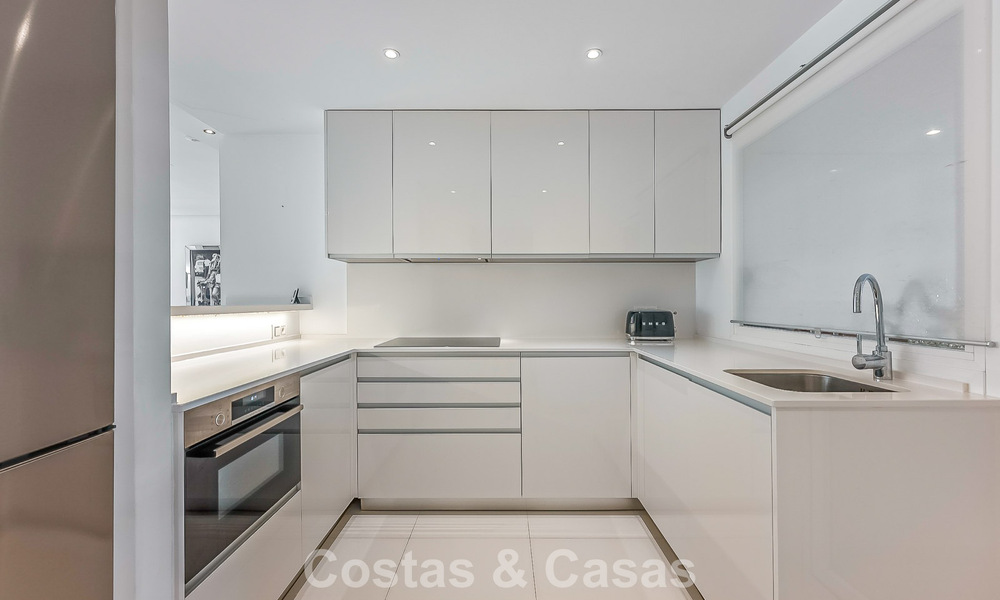 Prestigieus tuinappartement te koop in een toonaangevend, eerstelijnsstrand complex tussen Marbella en Estepona 804974