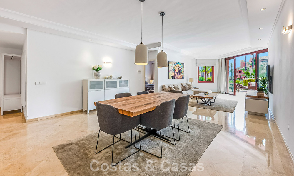 Prestigieus tuinappartement te koop in een toonaangevend, eerstelijnsstrand complex tussen Marbella en Estepona 804976