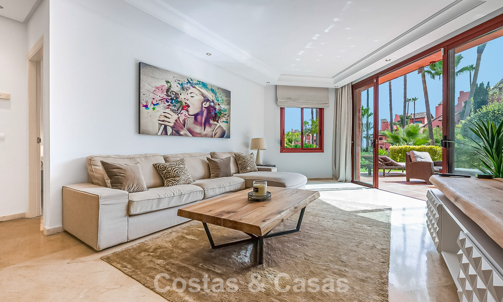 Prestigieus tuinappartement te koop in een toonaangevend, eerstelijnsstrand complex tussen Marbella en Estepona 804979
