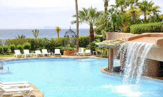 Prestigieus tuinappartement te koop in een toonaangevend, eerstelijnsstrand complex tussen Marbella en Estepona 805001 