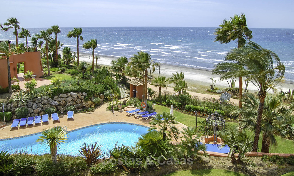 Prestigieus tuinappartement te koop in een toonaangevend, eerstelijnsstrand complex tussen Marbella en Estepona 805003