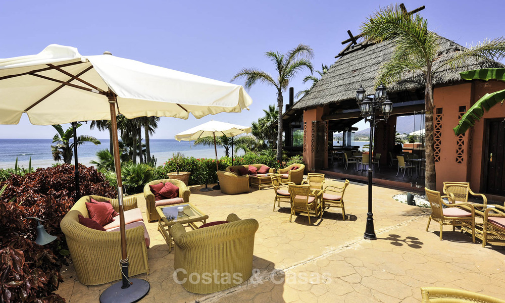 Prestigieus tuinappartement te koop in een toonaangevend, eerstelijnsstrand complex tussen Marbella en Estepona 805006