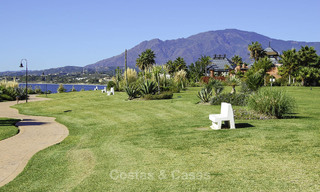 Prestigieus tuinappartement te koop in een toonaangevend, eerstelijnsstrand complex tussen Marbella en Estepona 805007 