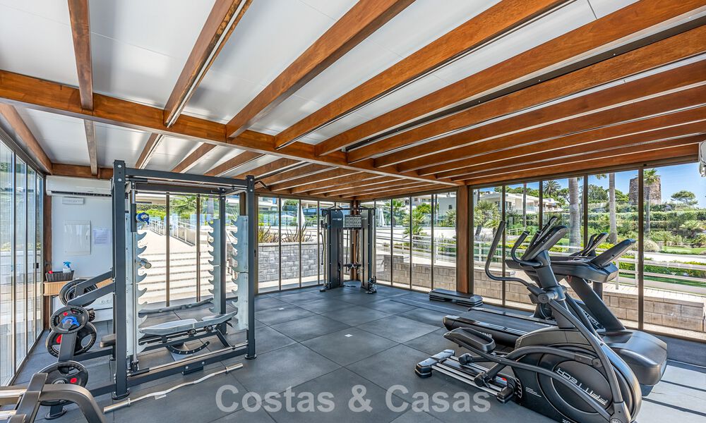 Verfijnd designappartement met zeezicht in een modern strandcomplex op de New Golden Mile, Marbella - Estepona 804730