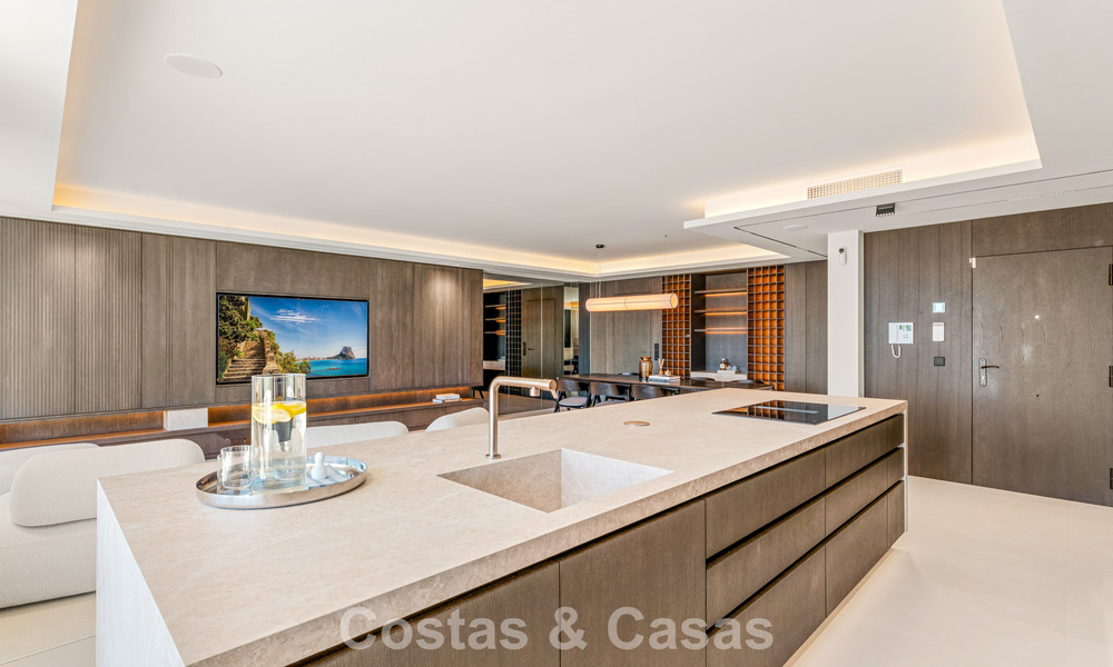 Luxueus, eigentijd gerenoveerd penthouse met panoramisch zeezicht te koop in Sierra Blanca op de Golden Mile, Marbella 804812