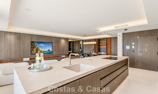 Luxueus, eigentijd gerenoveerd penthouse met panoramisch zeezicht te koop in Sierra Blanca op de Golden Mile, Marbella 804812 