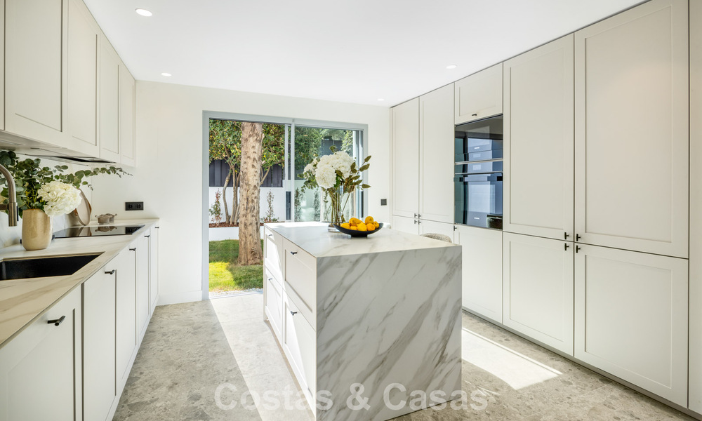 Spaanse villa met een modern interieur en een grote tuin te koop op de New Golden Mile in Benahavis tussen Marbella en Estepona 804843