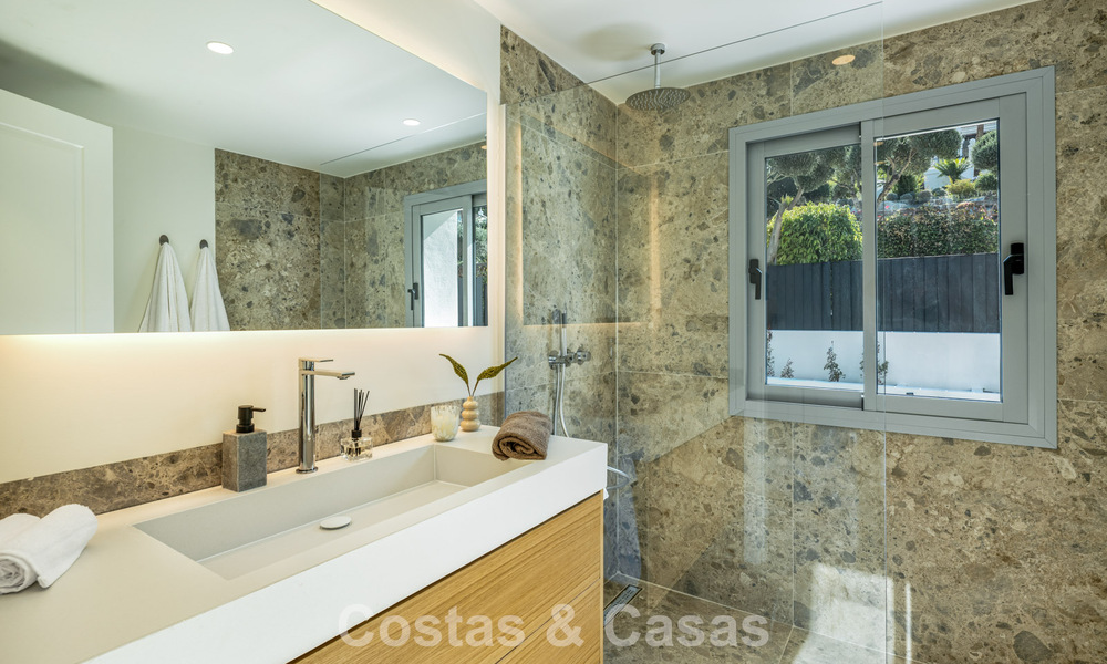 Spaanse villa met een modern interieur en een grote tuin te koop op de New Golden Mile in Benahavis tussen Marbella en Estepona 804846