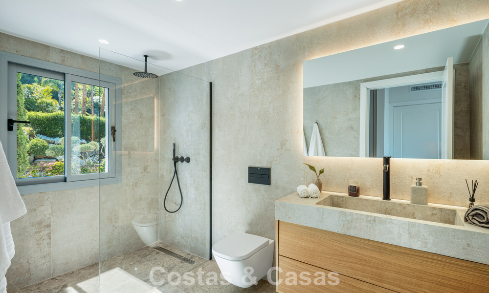 Spaanse villa met een modern interieur en een grote tuin te koop op de New Golden Mile in Benahavis tussen Marbella en Estepona 804850