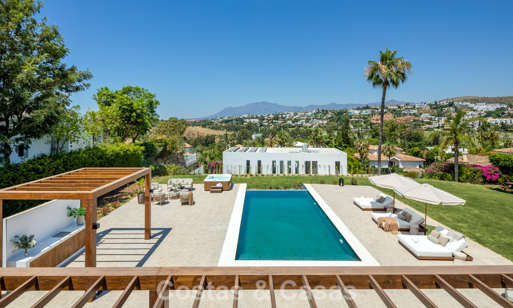 Spaanse villa met een modern interieur en een grote tuin te koop op de New Golden Mile in Benahavis tussen Marbella en Estepona 804858