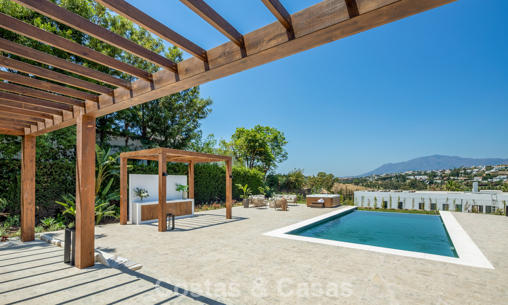 Spaanse villa met een modern interieur en een grote tuin te koop op de New Golden Mile in Benahavis tussen Marbella en Estepona 804860