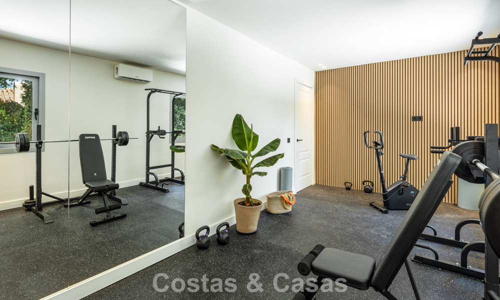 Spaanse villa met een modern interieur en een grote tuin te koop op de New Golden Mile in Benahavis tussen Marbella en Estepona 804865