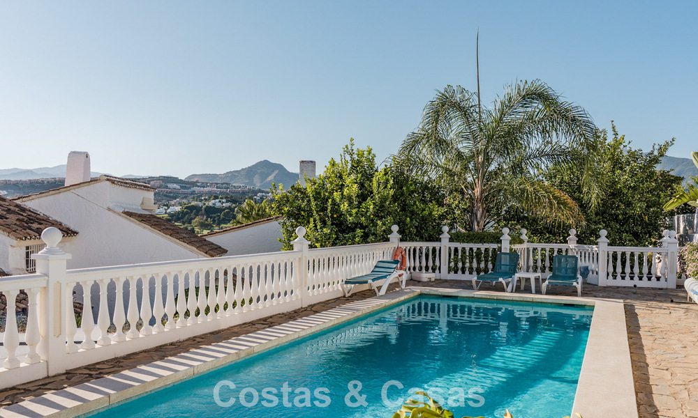 Eigentijds gerenoveerd rijhuis met golf- en zeezicht te koop op de New Golden Mile, Marbella - Estepona 804927