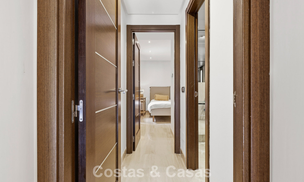 Modern penthouse te koop in een eerstelijnsstrandcomplex aan de New Golden Mile tussen Marbella en Estepona 805422