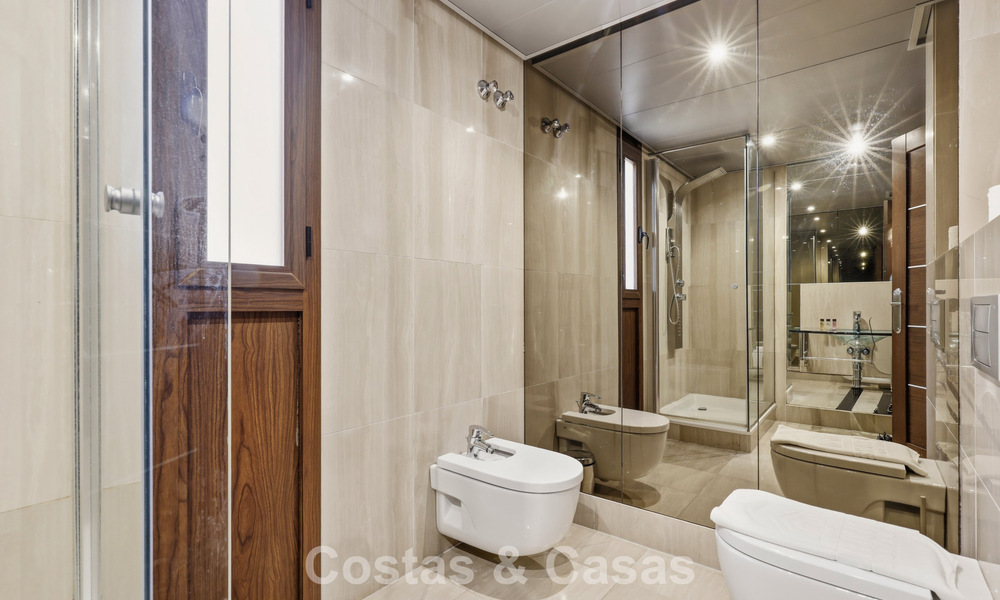 Modern penthouse te koop in een eerstelijnsstrandcomplex aan de New Golden Mile tussen Marbella en Estepona 805427
