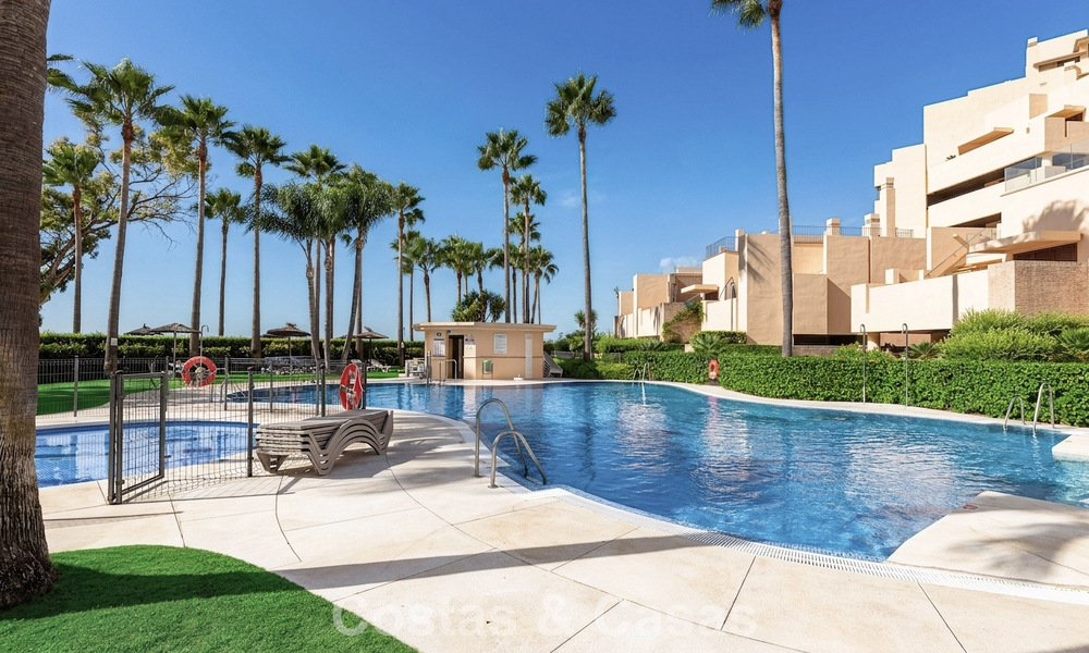 Modern penthouse te koop in een eerstelijnsstrandcomplex aan de New Golden Mile tussen Marbella en Estepona 805445
