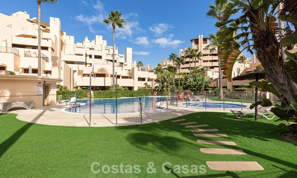 Modern penthouse te koop in een eerstelijnsstrandcomplex aan de New Golden Mile tussen Marbella en Estepona 805447