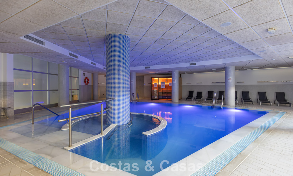 Modern penthouse te koop in een eerstelijnsstrandcomplex aan de New Golden Mile tussen Marbella en Estepona 805475