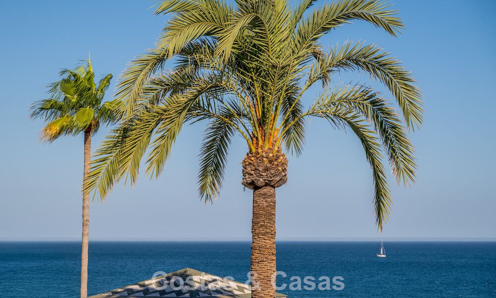 Prestigieus penthouse met formidabel terras te koop in een strandcomplex op de New Golden Mile, Marbella - Estepona 805111