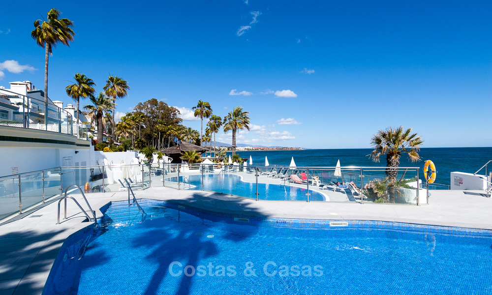 Prestigieus penthouse met formidabel terras te koop in een strandcomplex op de New Golden Mile, Marbella - Estepona 805114