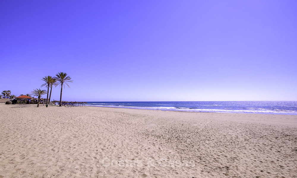 Appartementen te koop in een eerstelijns strandcomplex in Elviria, Oost-Marbella 805157
