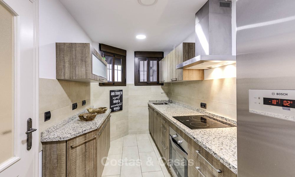 Appartementen te koop in een eerstelijns strandcomplex in Elviria, Oost-Marbella 805165