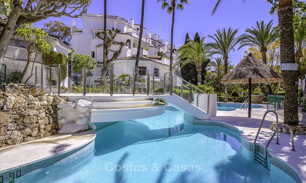 Appartementen te koop in “Golden Beach” een eerstelijns strandcomplex in Elviria, Oost-Marbella 805273