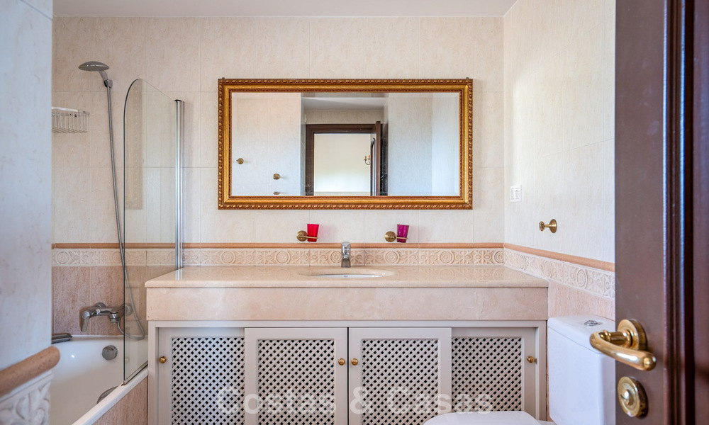 Ruime, Andalusische villa met zeezicht te koop in El Rosario, ten oosten van Marbella centrum 805959