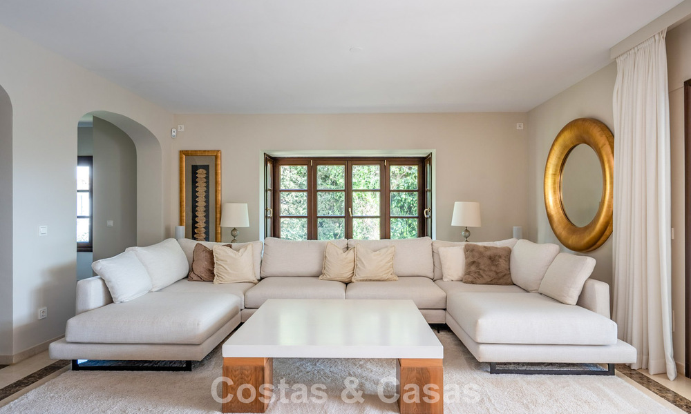 Ruime, Andalusische villa met zeezicht te koop in El Rosario, ten oosten van Marbella centrum 805964