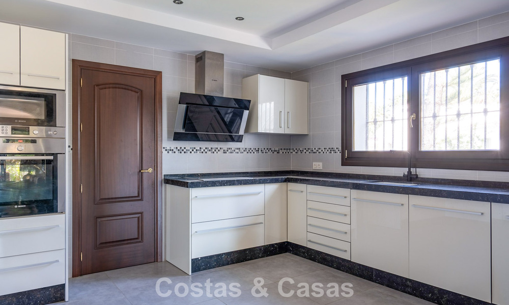 Ruime, Andalusische villa met zeezicht te koop in El Rosario, ten oosten van Marbella centrum 805985