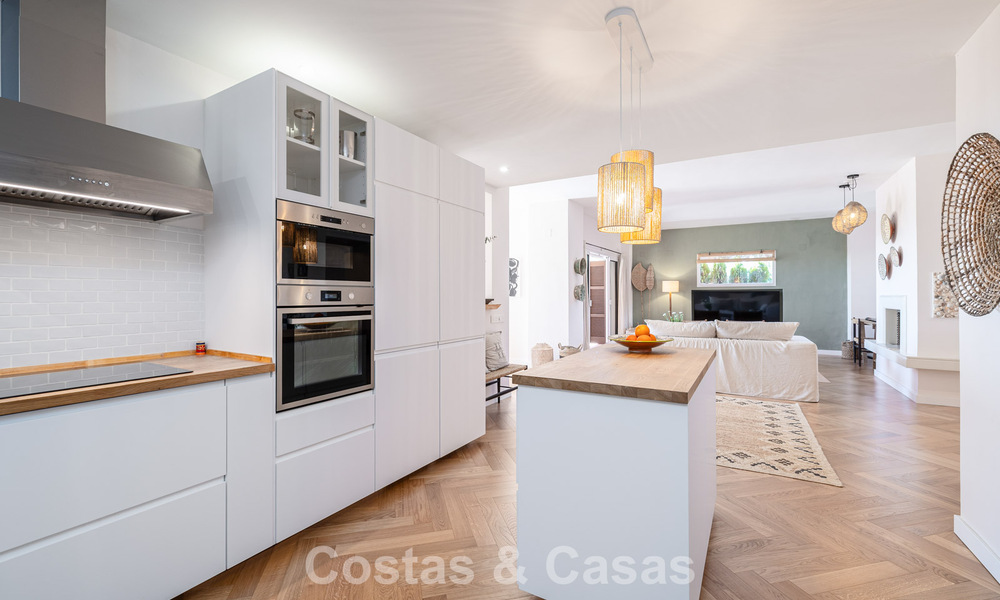 Volledig gerenoveerd appartement met panoramisch zeezicht te koop in de golfvallei van Nueva Andalucia, Marbella 806147