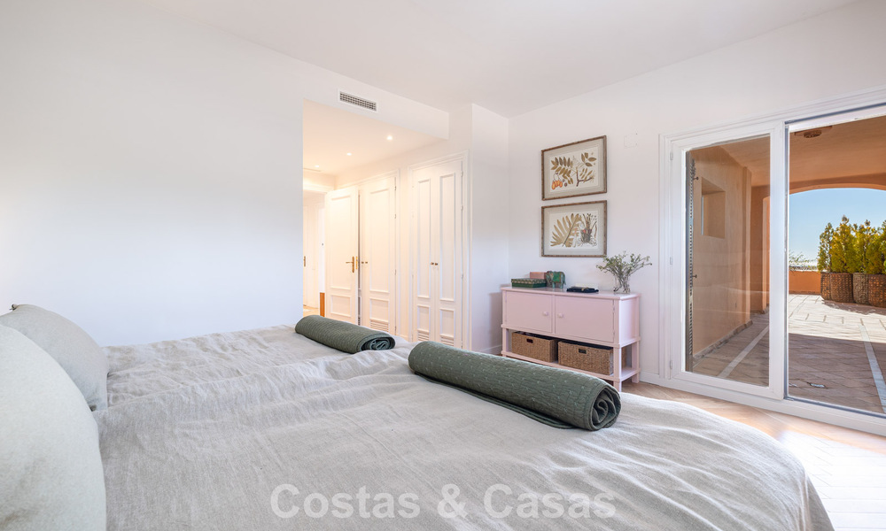 Volledig gerenoveerd appartement met panoramisch zeezicht te koop in de golfvallei van Nueva Andalucia, Marbella 806180