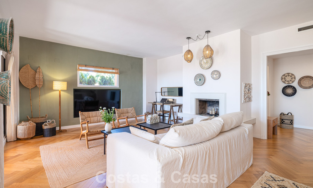Volledig gerenoveerd appartement met panoramisch zeezicht te koop in de golfvallei van Nueva Andalucia, Marbella 806182