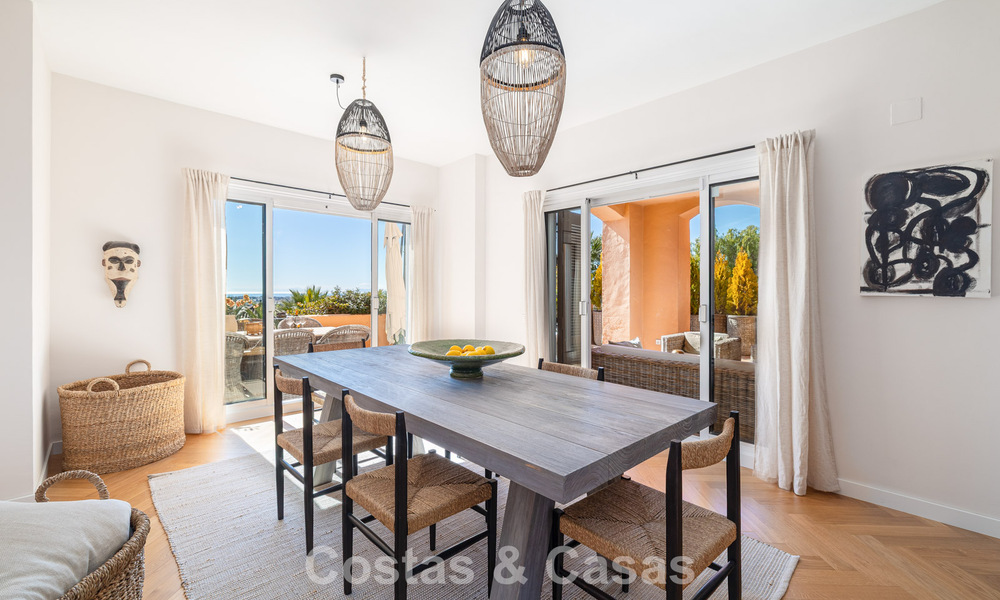 Volledig gerenoveerd appartement met panoramisch zeezicht te koop in de golfvallei van Nueva Andalucia, Marbella 806185