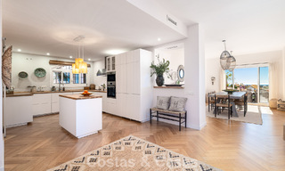Volledig gerenoveerd appartement met panoramisch zeezicht te koop in de golfvallei van Nueva Andalucia, Marbella 806186 
