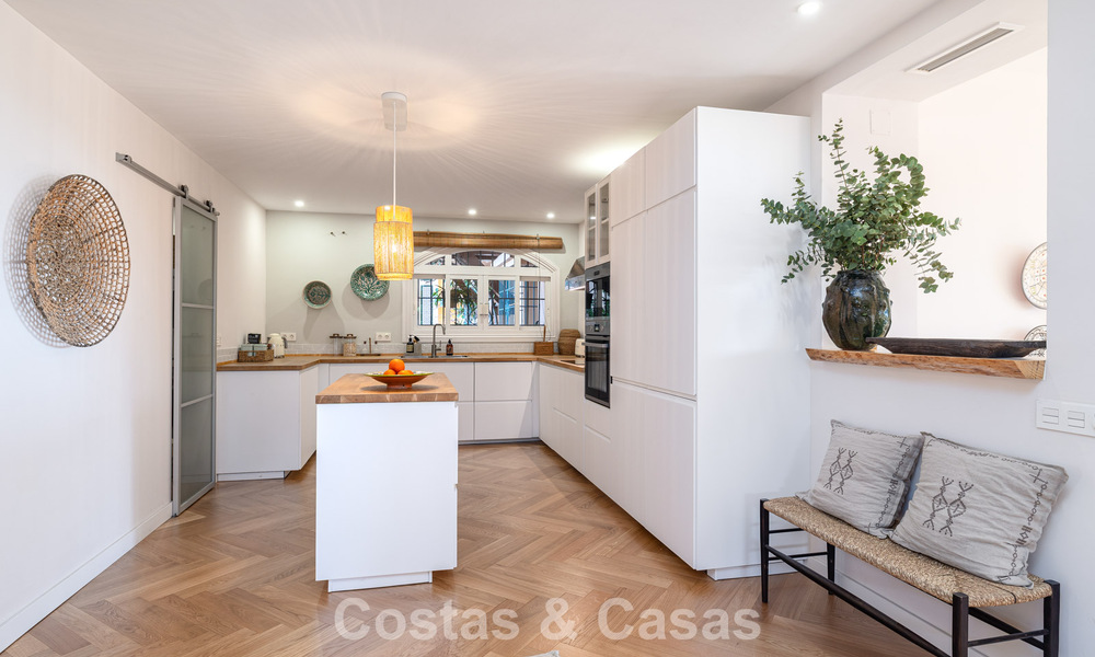 Volledig gerenoveerd appartement met panoramisch zeezicht te koop in de golfvallei van Nueva Andalucia, Marbella 806187