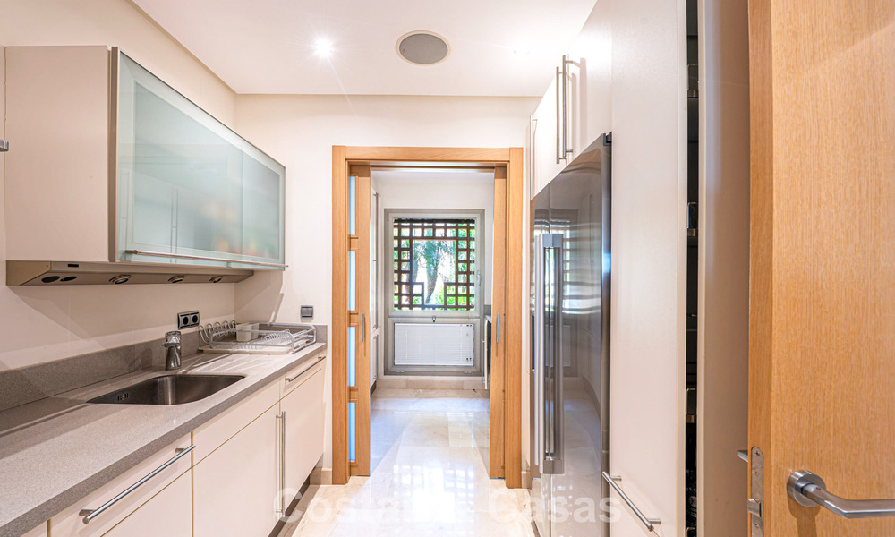 Exclusief gelijkvloers appartement met privétuin te koop op de Golden Mile van Marbella 806201