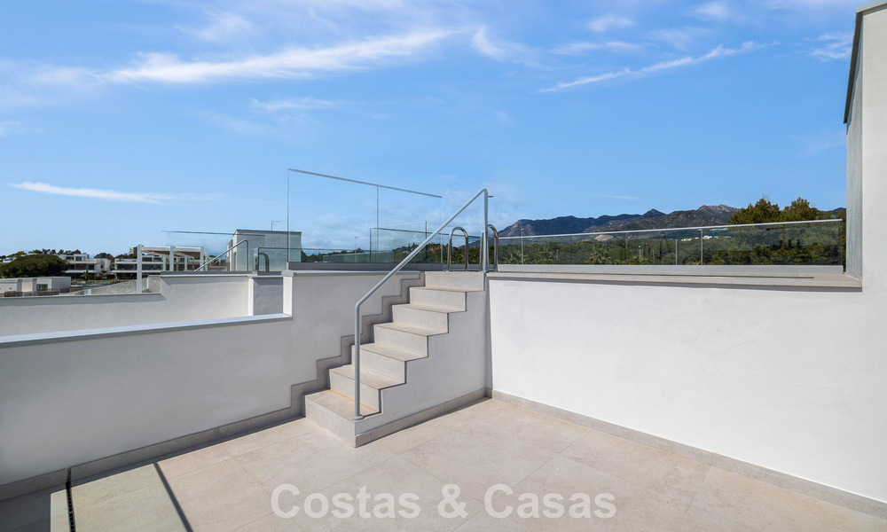 Gloednieuw, modern luxe duplex penthouse met zwembad en zeezicht te koop aan de golfbaan in Oost-Marbella 806340