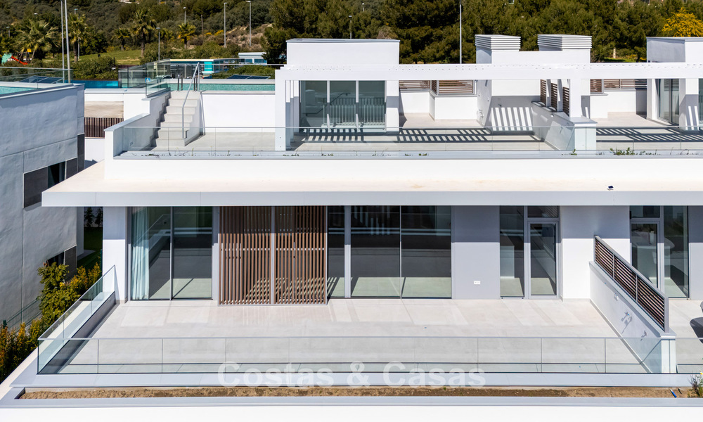 Gloednieuw, modern luxe duplex penthouse met zwembad en zeezicht te koop aan de golfbaan in Oost-Marbella 806342