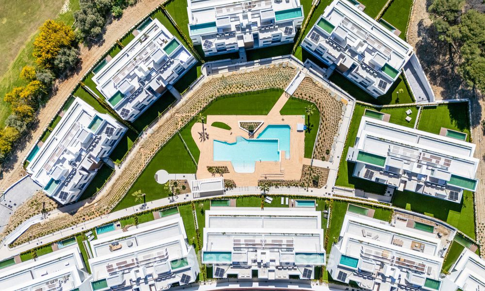 Gloednieuw, modern luxe duplex penthouse met zwembad en zeezicht te koop aan de golfbaan in Oost-Marbella 806345