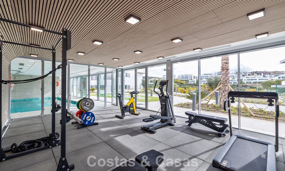 Gloednieuw, modern luxe duplex penthouse met zwembad en zeezicht te koop aan de golfbaan in Oost-Marbella 806348