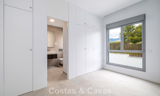Gloednieuw, modern luxe duplex penthouse met zwembad en zeezicht te koop aan de golfbaan in Oost-Marbella 806353 